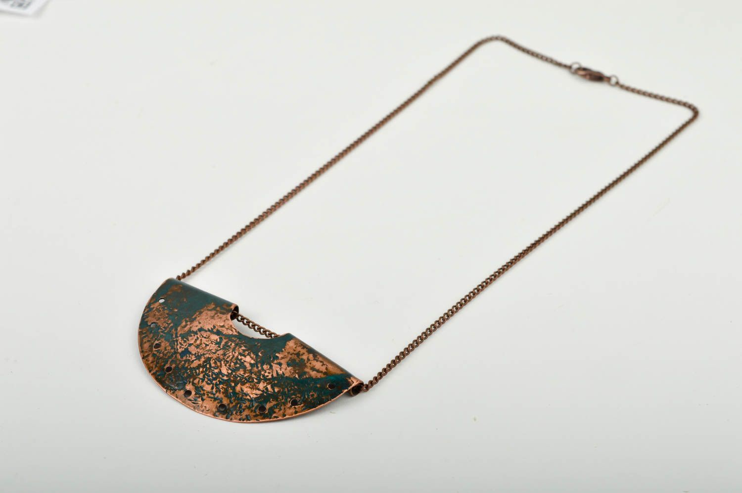 Pendentif en métal Bijou fait main massif en cuivre verni Accessoire femme photo 3