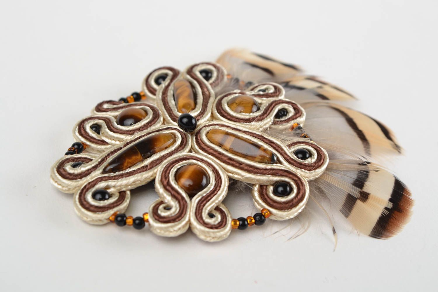 Сутажная брошь с натуральным камнем тигровый глаз и перьями коричневая ручной работы фото 4