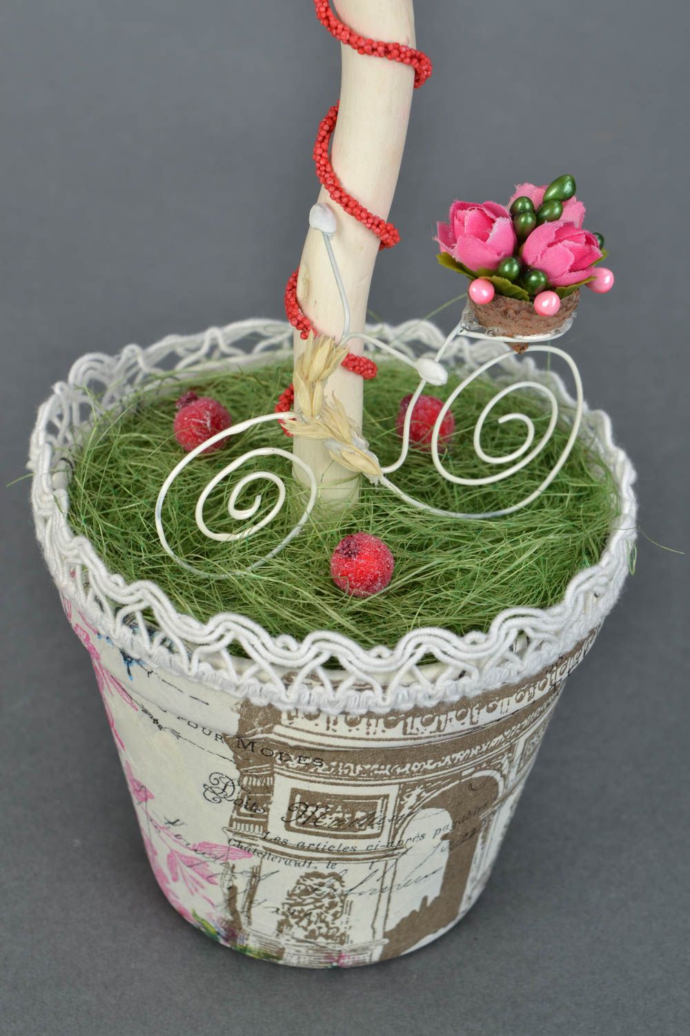 Handmade Topiary aus Sisal mit Blumen und Kunstbeeren künstlerische Handarbeit foto 4