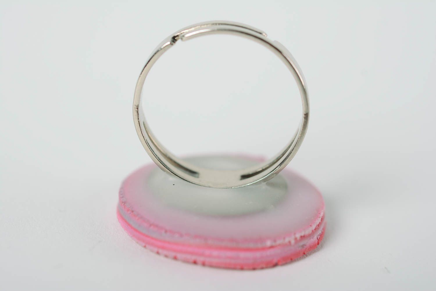 Кольцо из полимерной глины ручной работы круглое розовое рваный край красивое фото 5