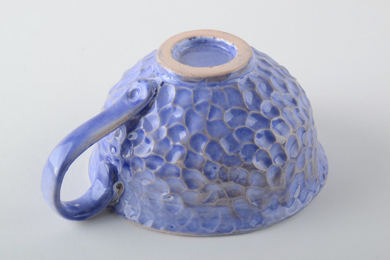 Taza cerámica de arcilla esmaltada hecha a mano azul bonita foto 4