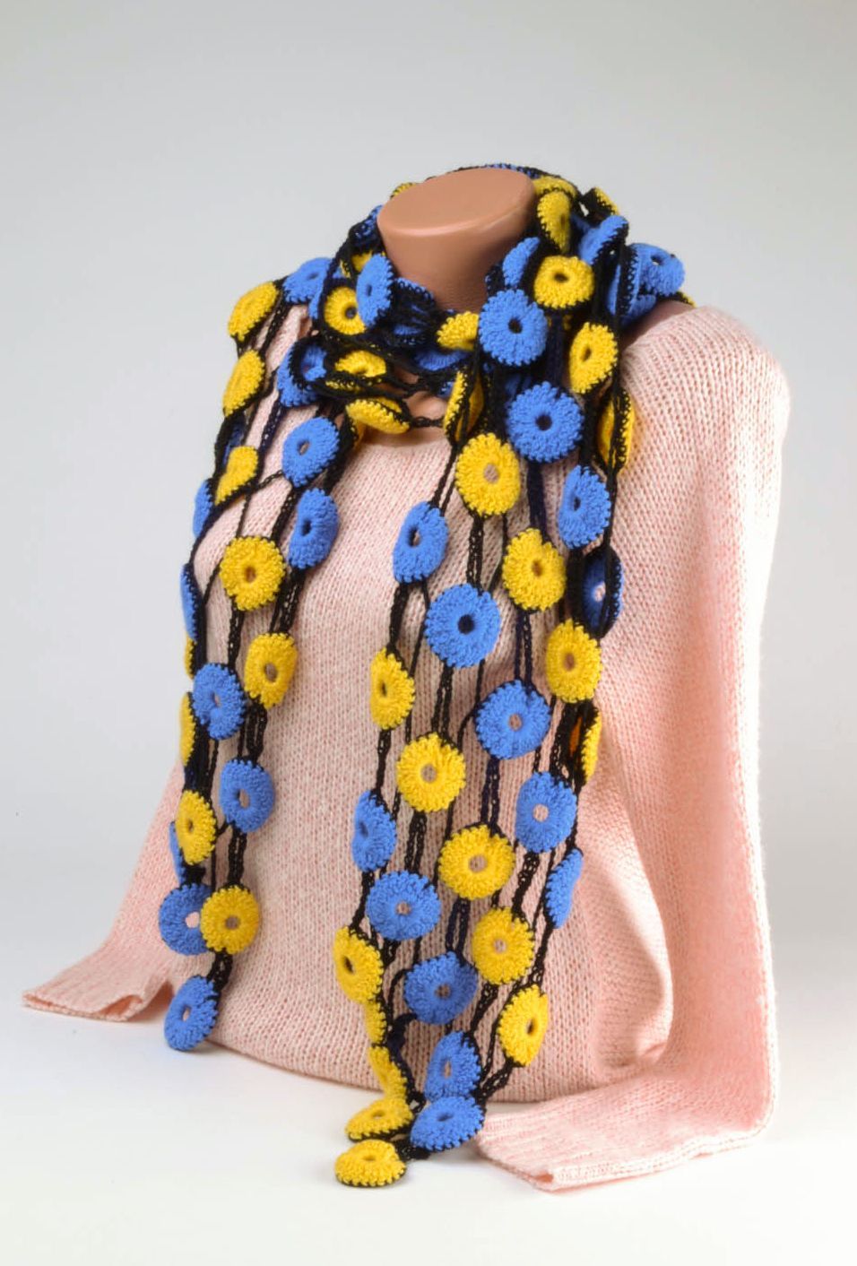 Écharpe tricotée au crochet ajourée multicolore photo 2