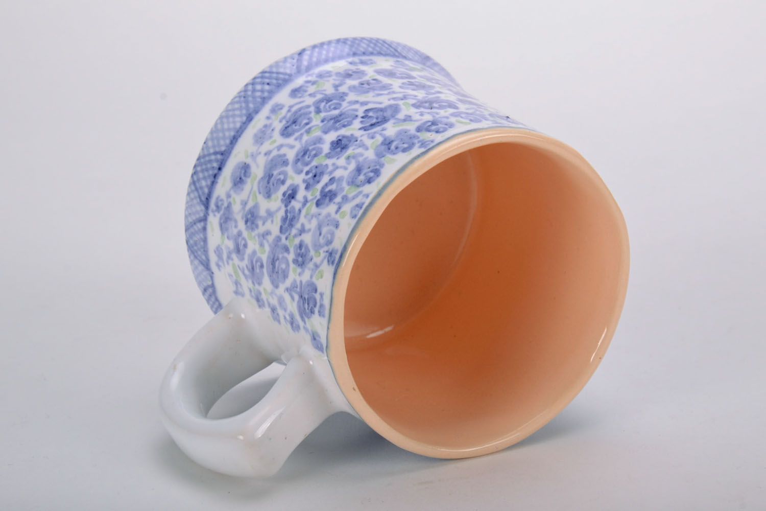 Глиняная чашка расписаннная цветными эмалями фото 3