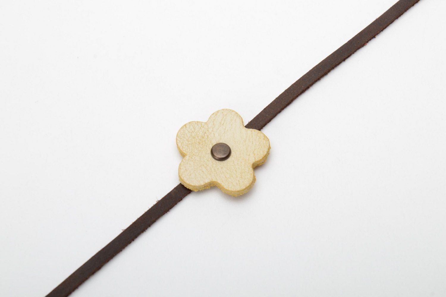Bracelet en cuir naturel marron avec fleur fait main fin diamètre 85 mm photo 4