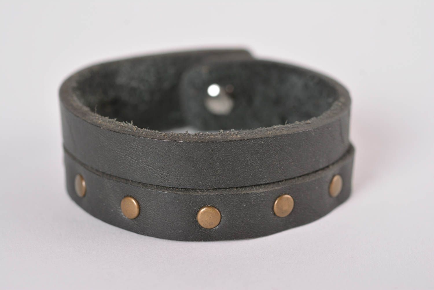 Bracelet en cuir large noir Bijoux fait main originaux Accessoire pour femme photo 1