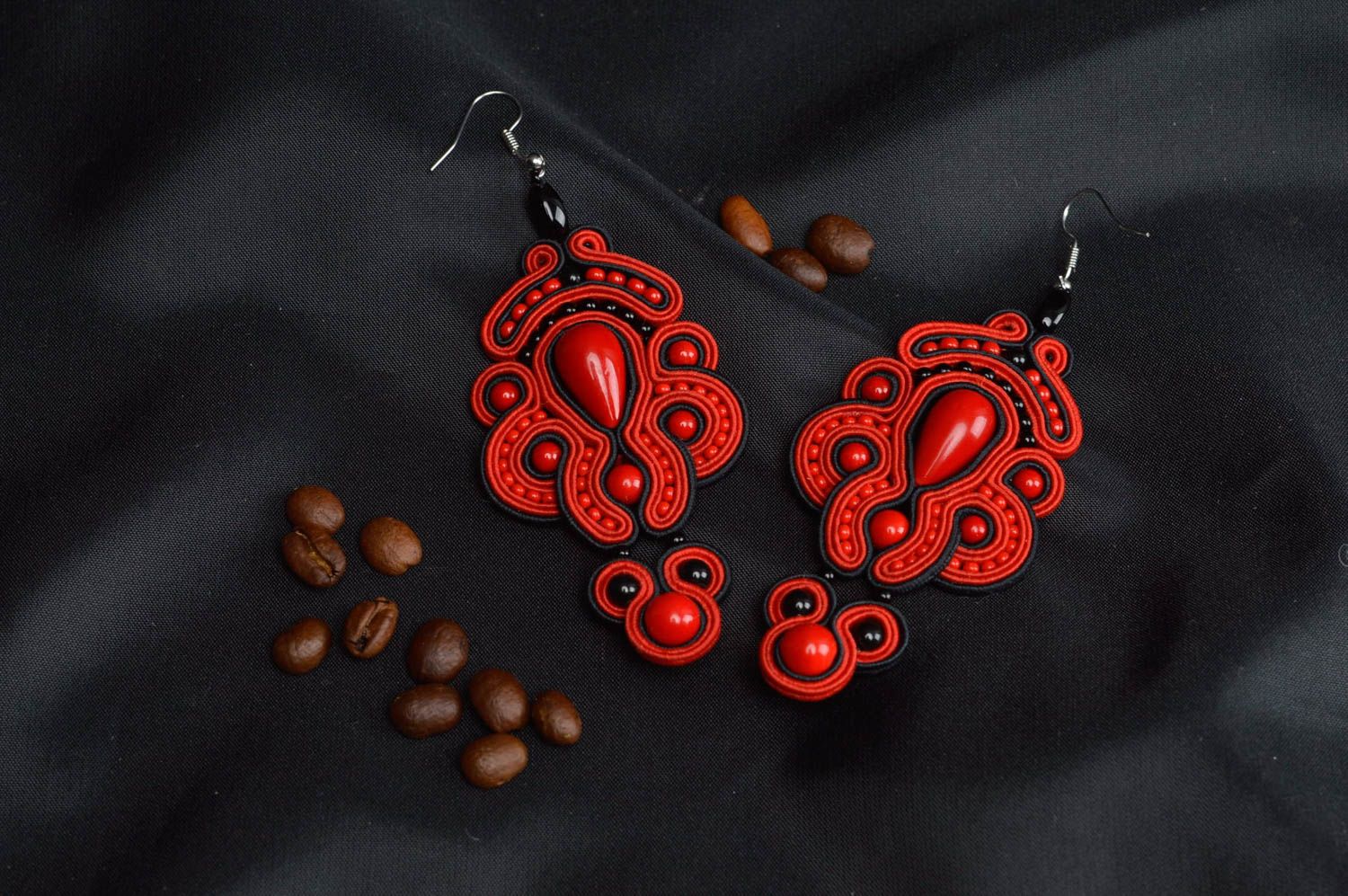 Boucles d'oreilles soutache faites main rouges avec perles en plastique photo 1
