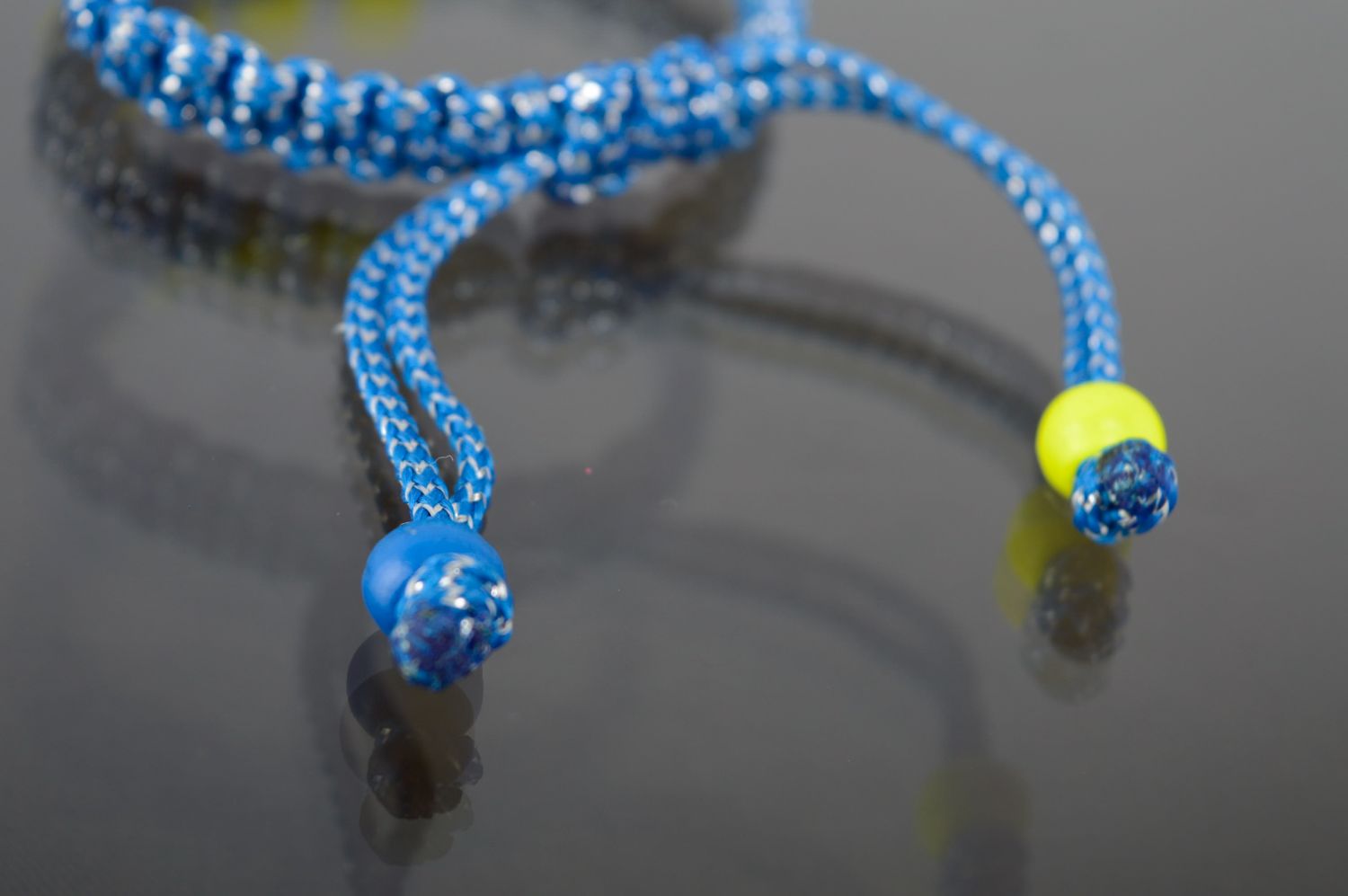 Bracelet en macramé en lacet de polyester et perles de bois bleu fait main femme photo 4