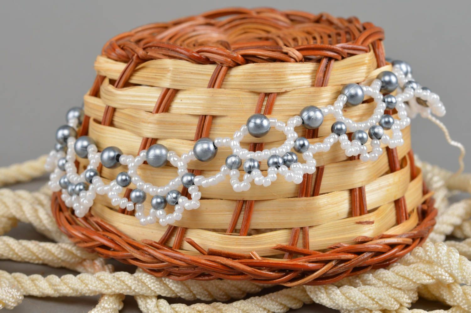 Ожерелье из бисера плетеное ручной работы оригинальное Серебряные капельки  фото 1