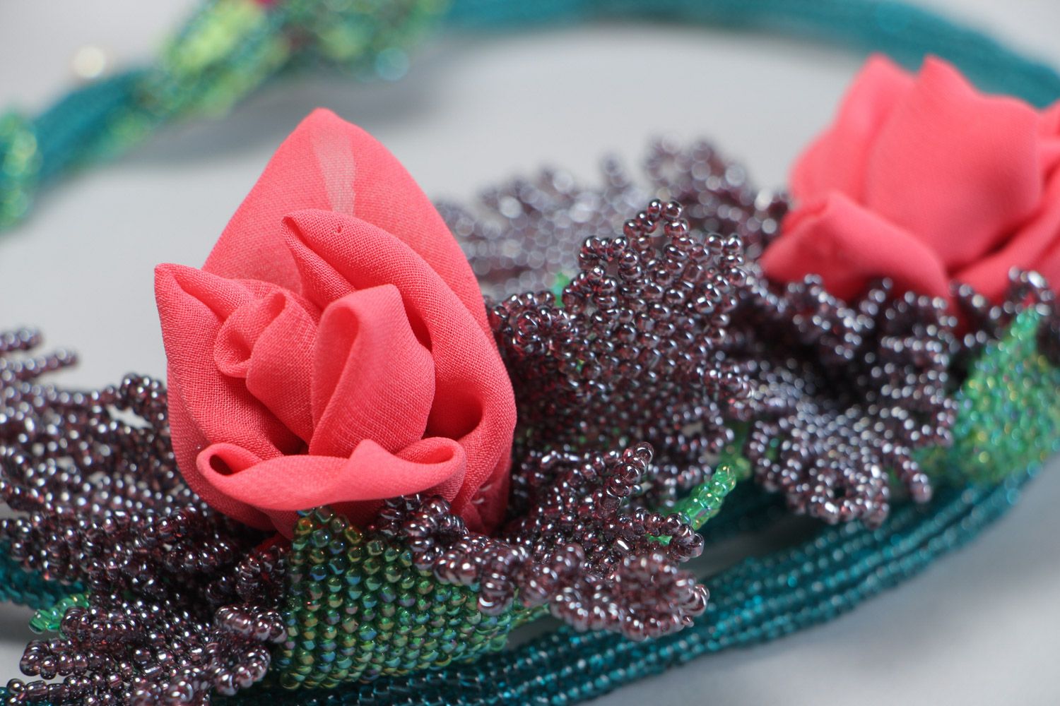 Collar de abalorios con flores voluminosas de chifón y perlas del río artesanal foto 4