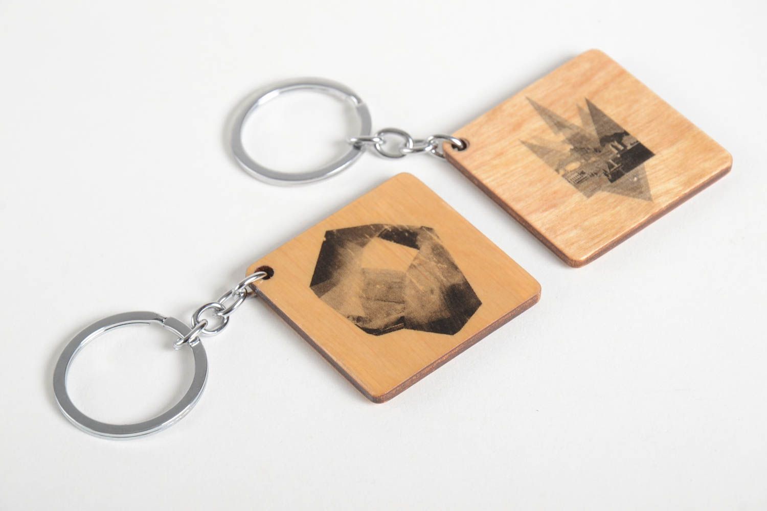 Porte-clés en bois faits main carrés originaux 2 pièces Accessoires design photo 5