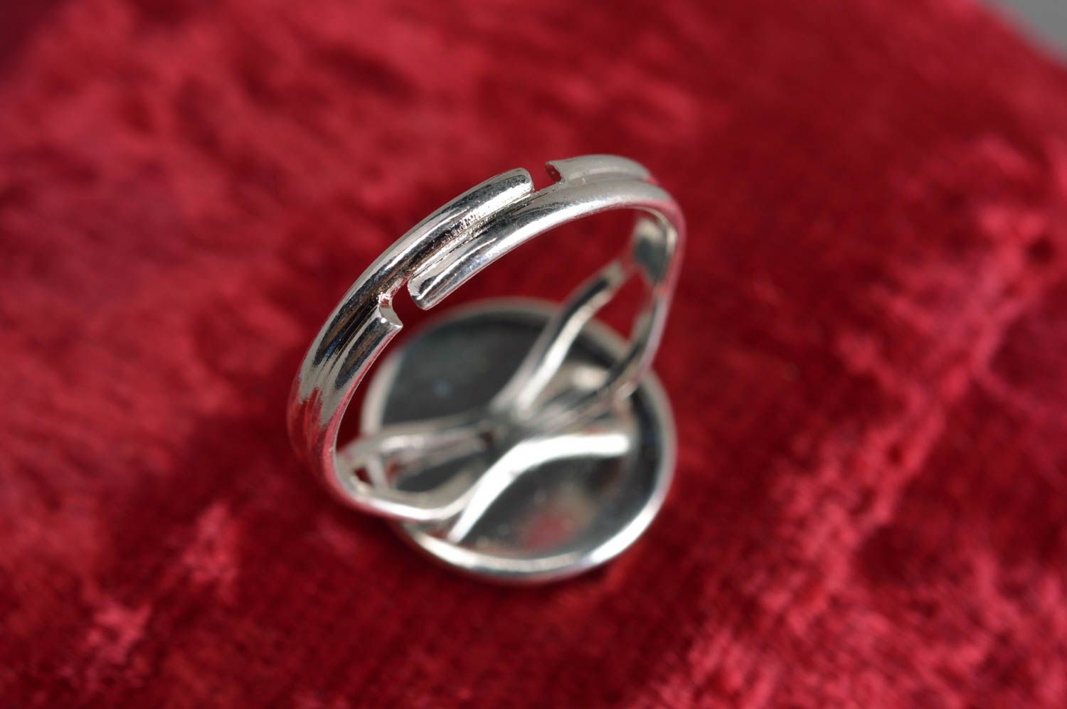 Massiver Ring mit Epoxidharz schwarz gelb gepunktet stilvoll modisch handgefertigt foto 3
