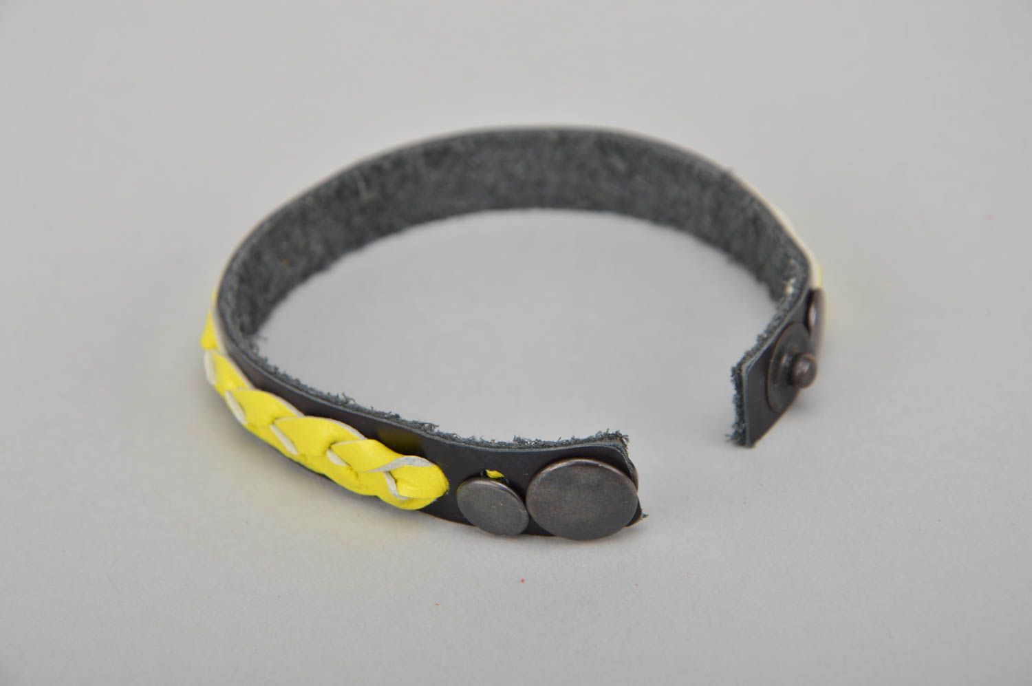 Яркий оригинальный браслет из натуральной кожи ручной работы черный с желтым фото 5