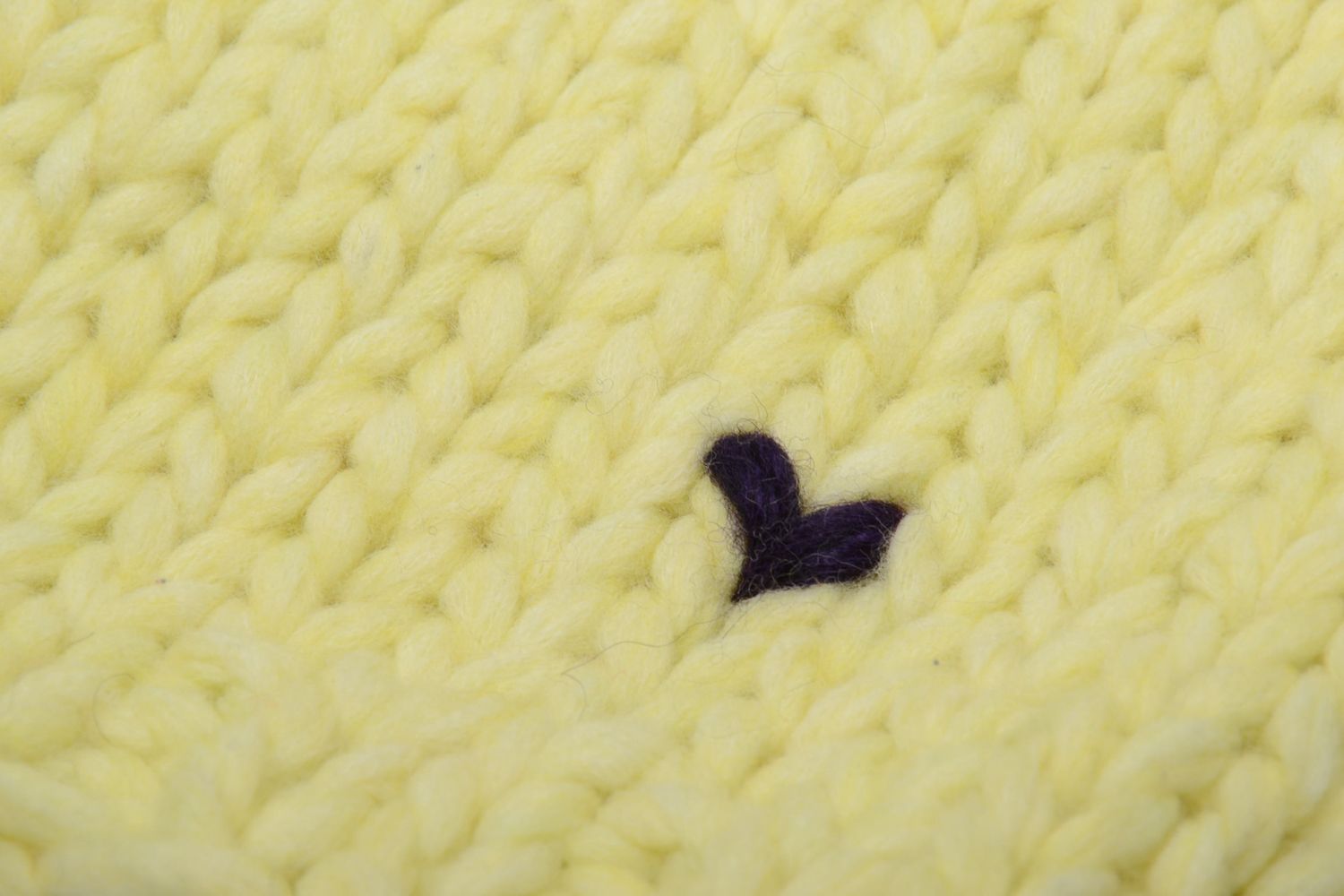 Bonnet tricoté pour femme fait main à pompon jaune photo 4