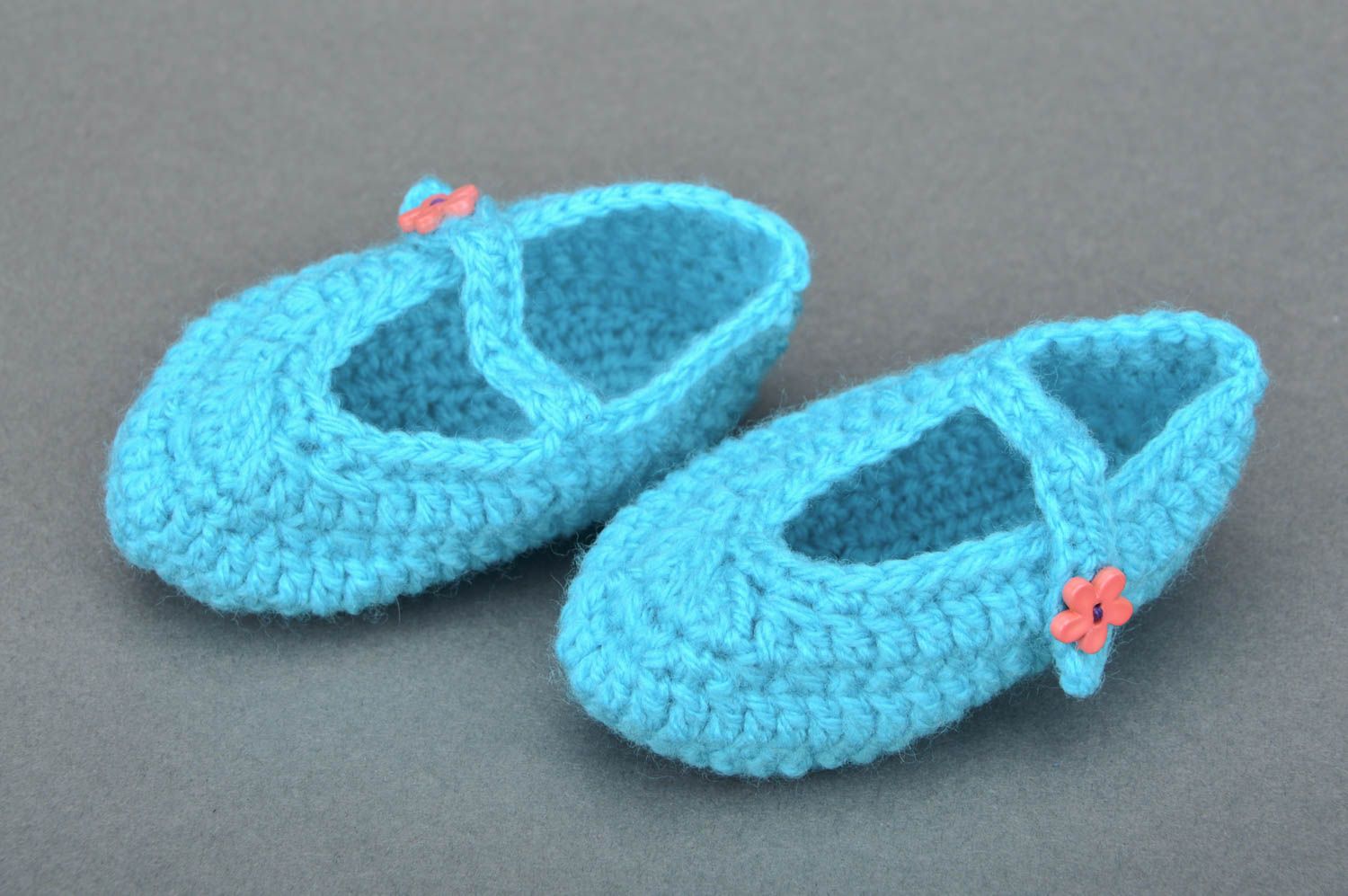 Chaussons bébé tricotés faits main bleus en fils acryliques sur bouton photo 3