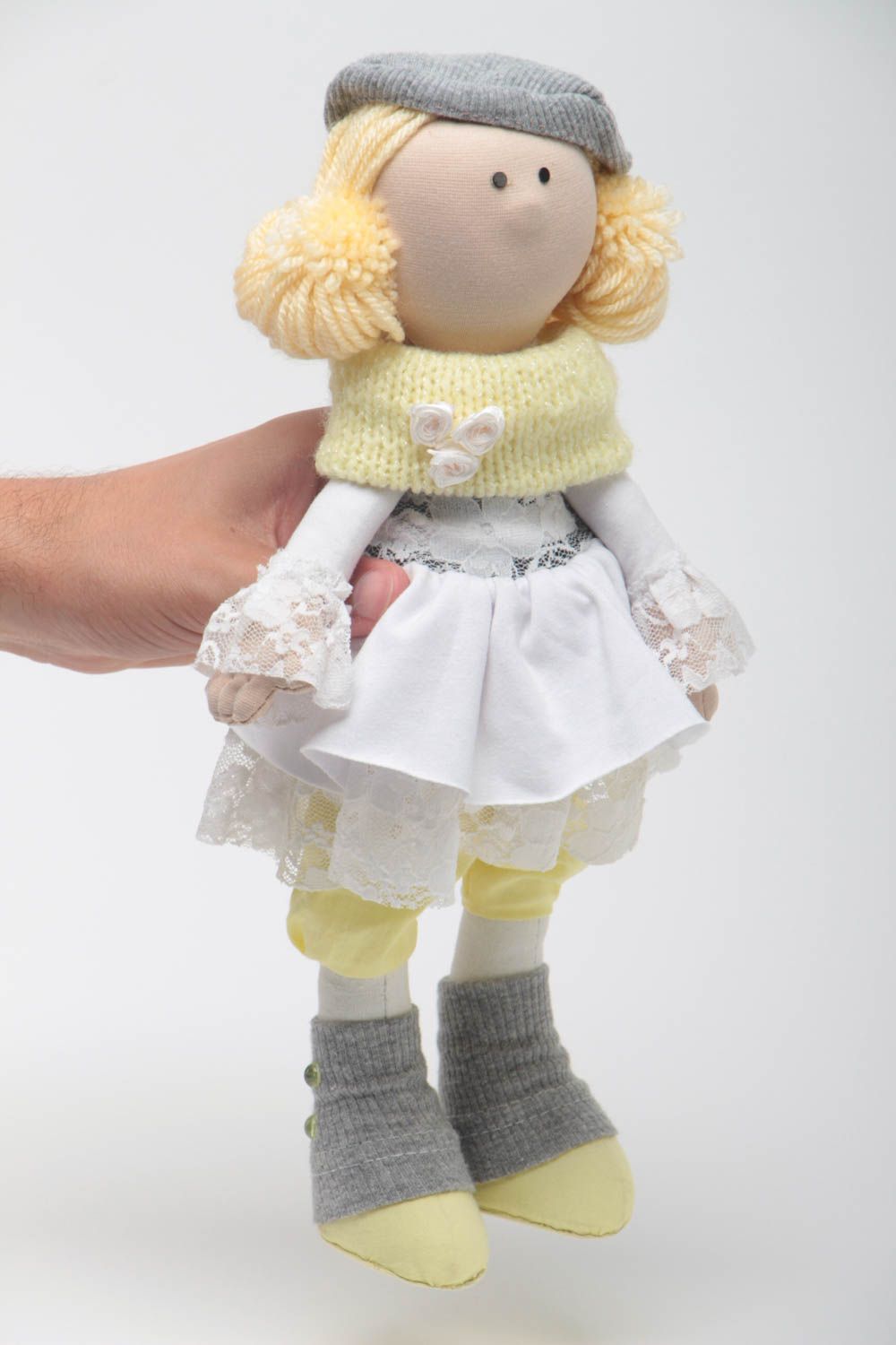 Красивая текстильная кукла для декора дома пошитая вручную из трикотажа и шерсти фото 5
