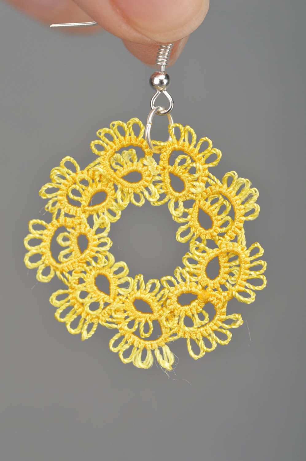 Красивые ажурные желтые серьги круглой формы в технике фриволите ручной работы  фото 3