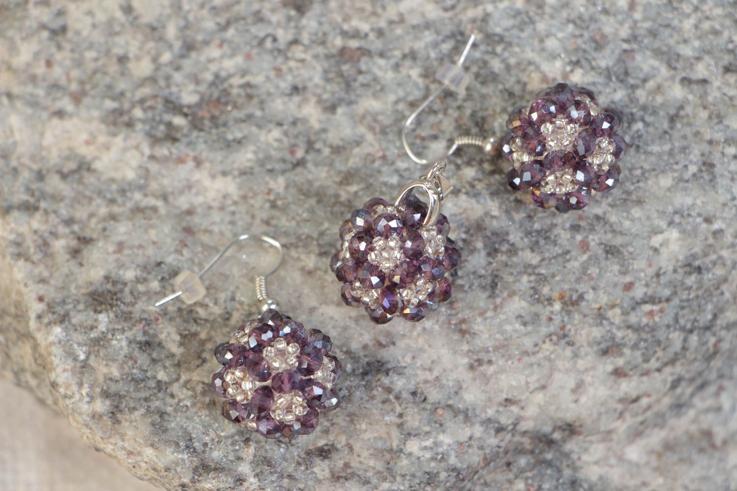 Boucles d'oreilles et pendentif artisanaux en perles de rocaille faits main photo 1