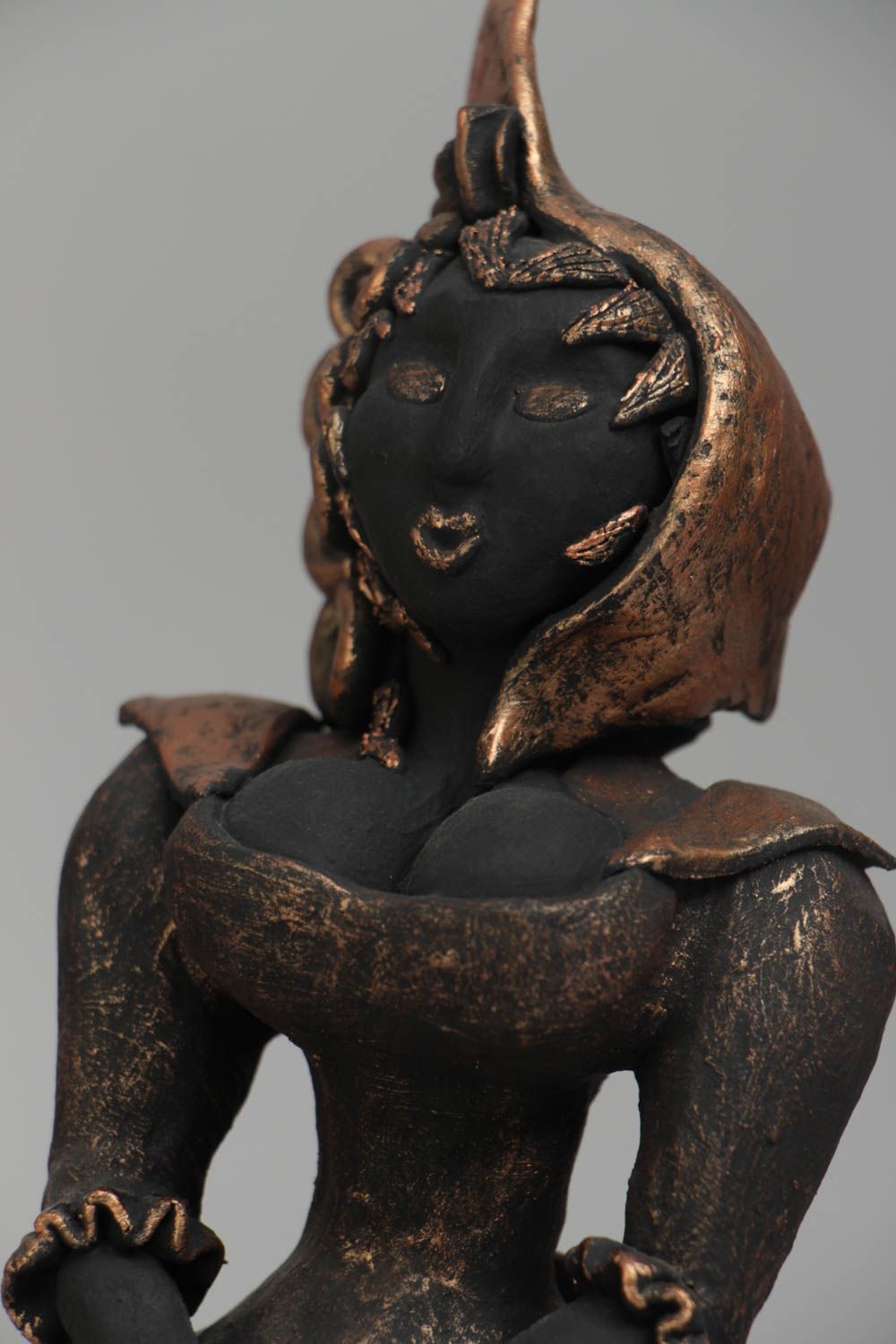 Figura de barro artesanal con forma de mujer con paraguas negra con dorado foto 3