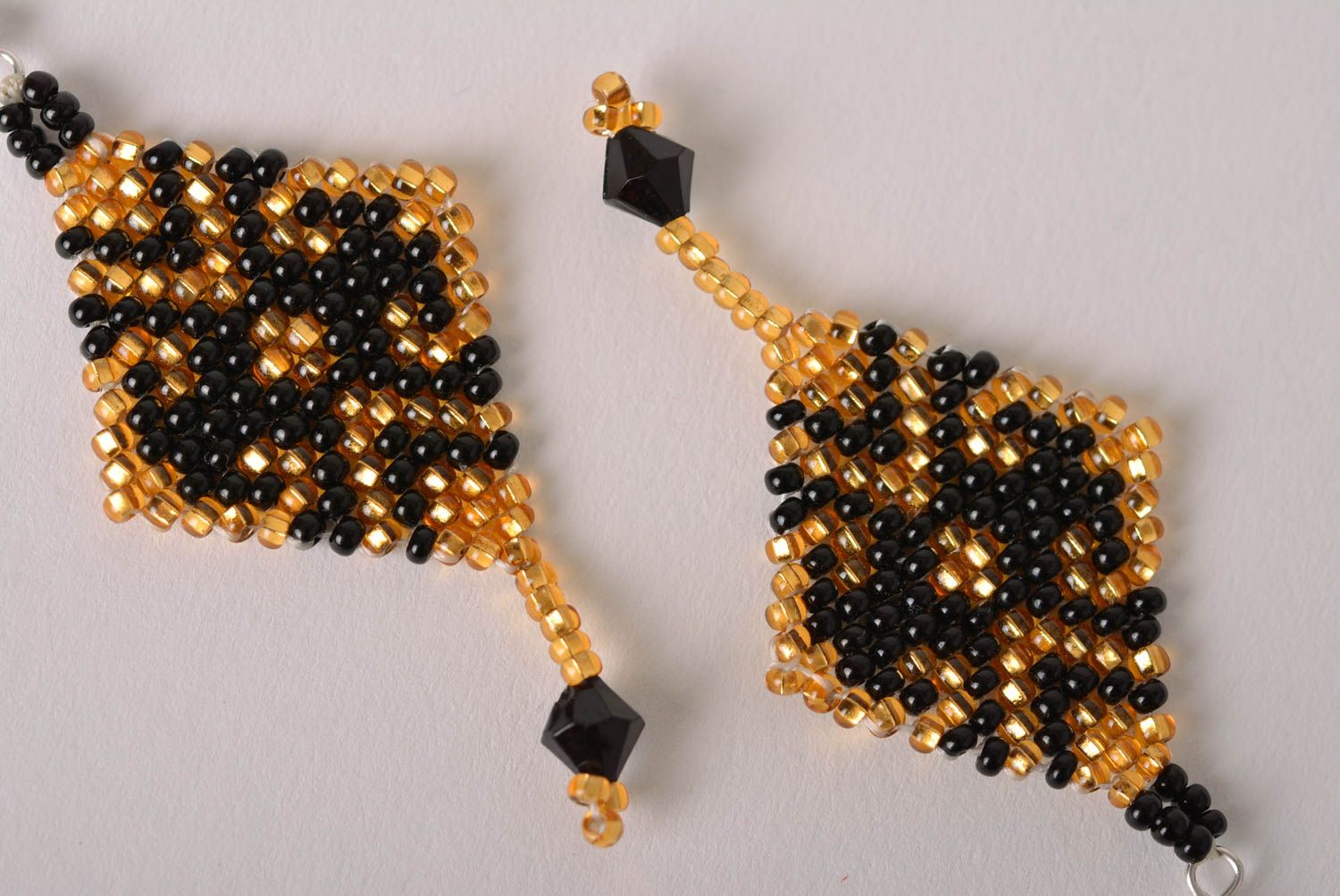 Серьги ручной работы модные серьги черные с золотым серьги из бисера красивые фото 5