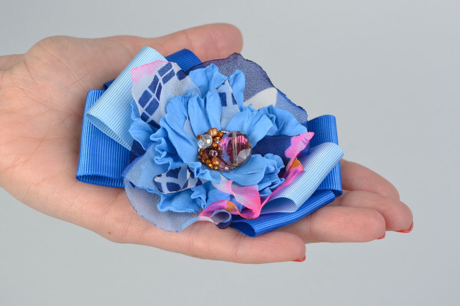 Заколка-брошь из фоамирана и ленты в виде банта с цветком ручной работы голубая фото 2