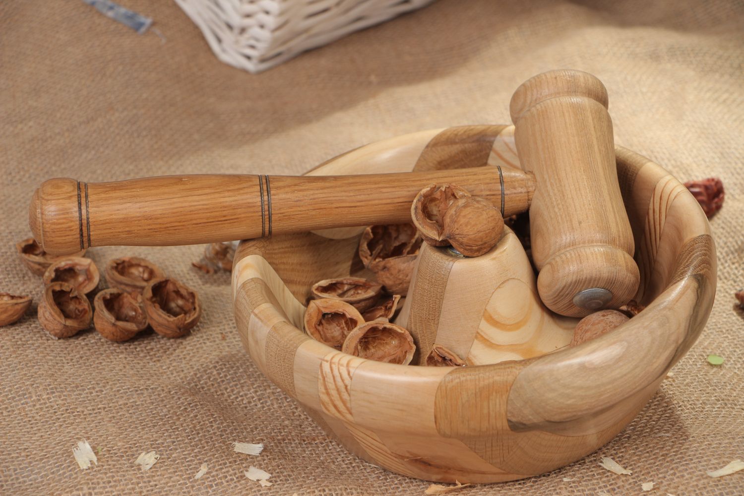 Приспособление для дробления орехов с блюдцем деревянное фото 5