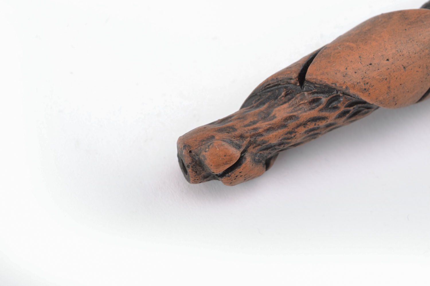 Jolie pipe sculptée en argile rouge faite main photo 2