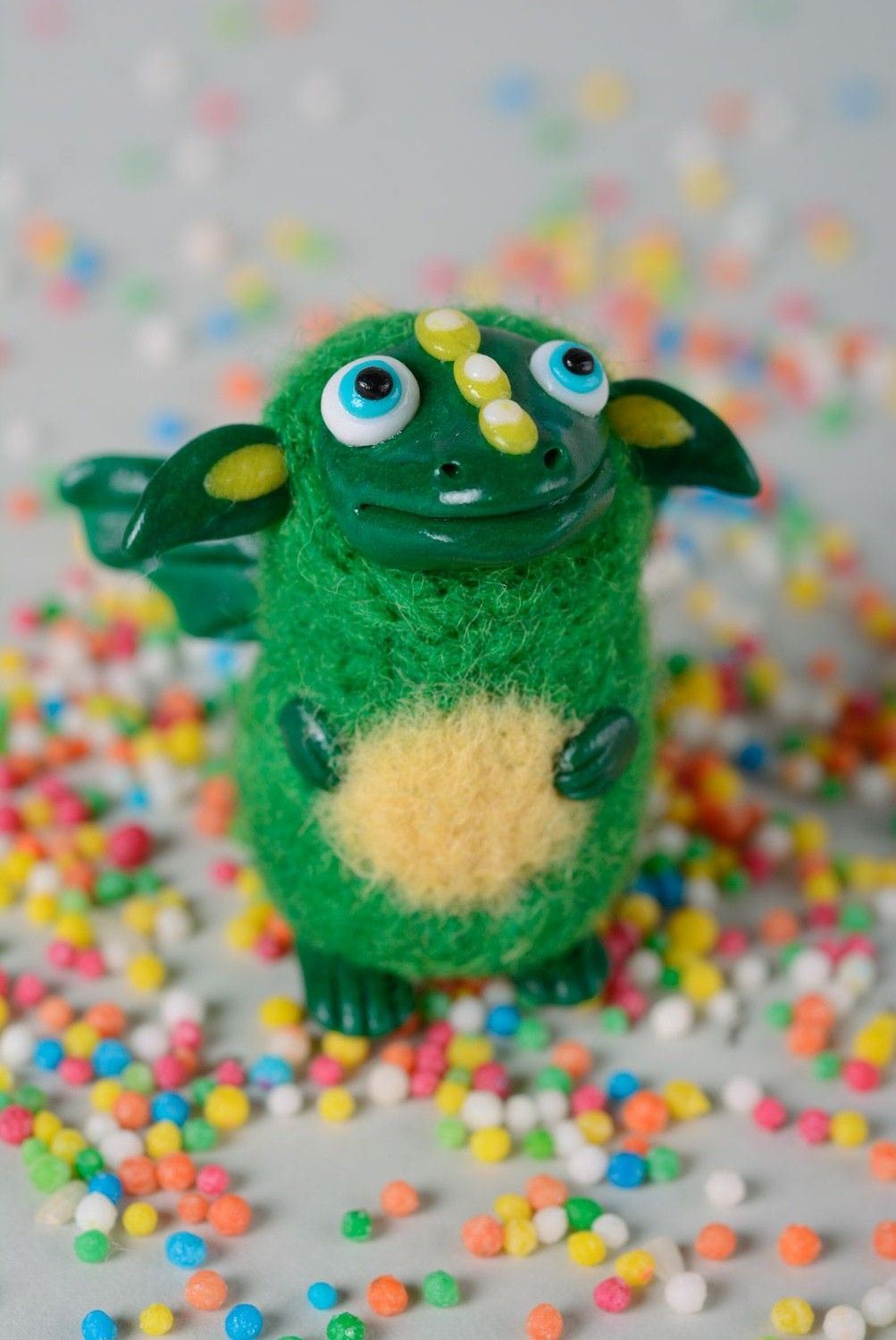 Handmade Spielzeug Drache in Grün aus Wolle gewalkt und Polymerton lustig foto 1