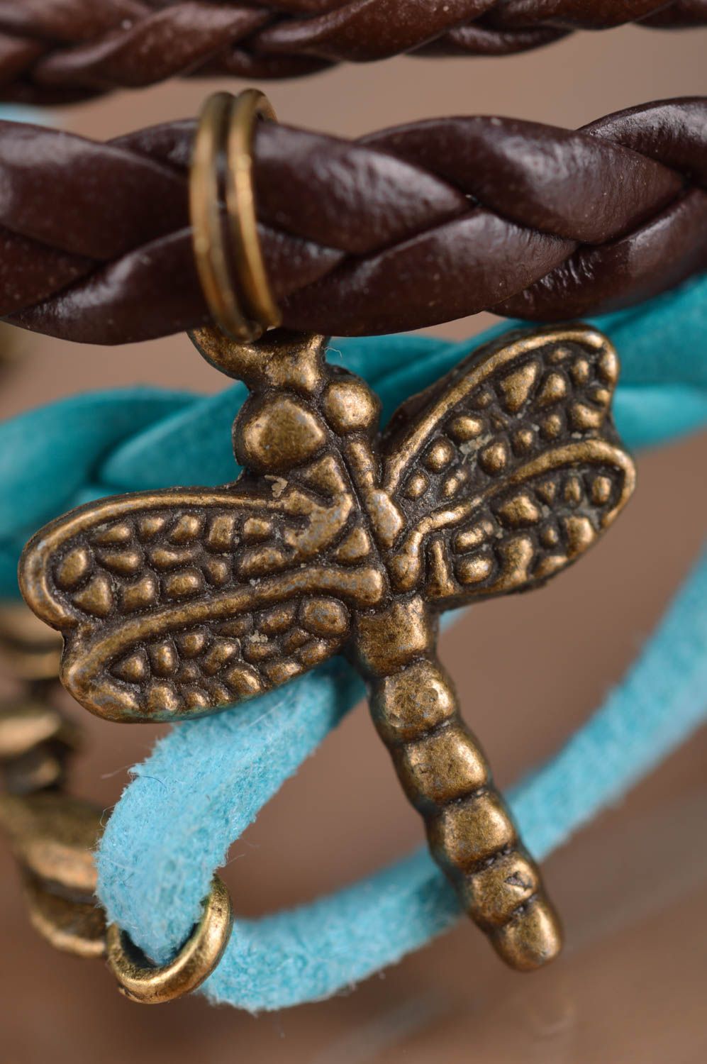 Mehrreihiges Armband aus Wildleder in Türkis und Braun handmade mit Anhängern  foto 4