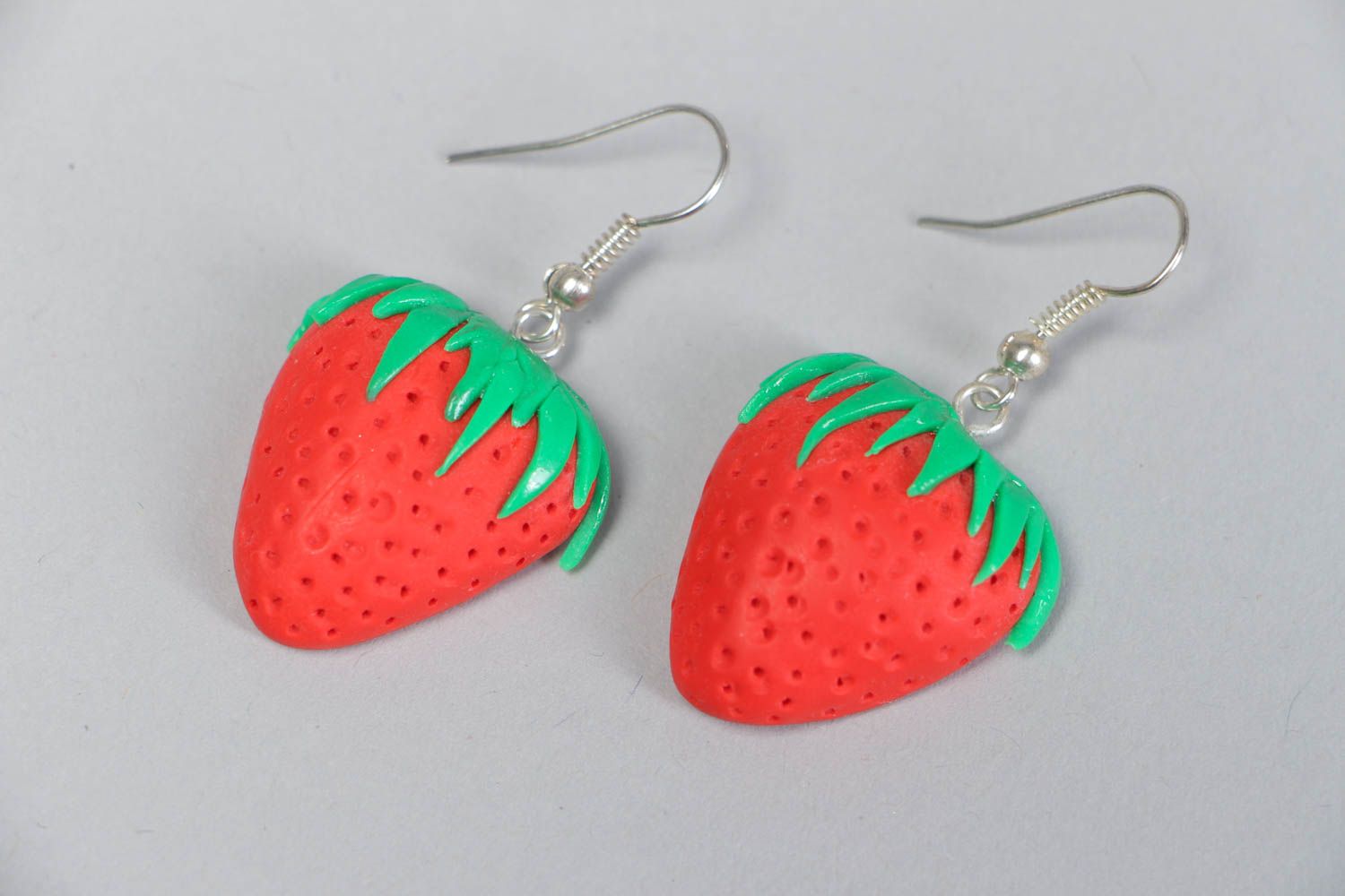 Boucles d'oreilles pendantes Bijoux fait main fraises rouges Cadeau pour femme  photo 2