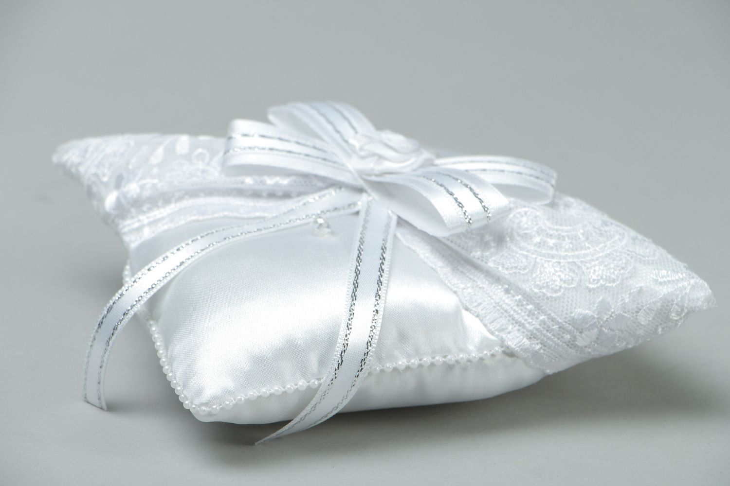 Satin ring pillow with bow photo 3