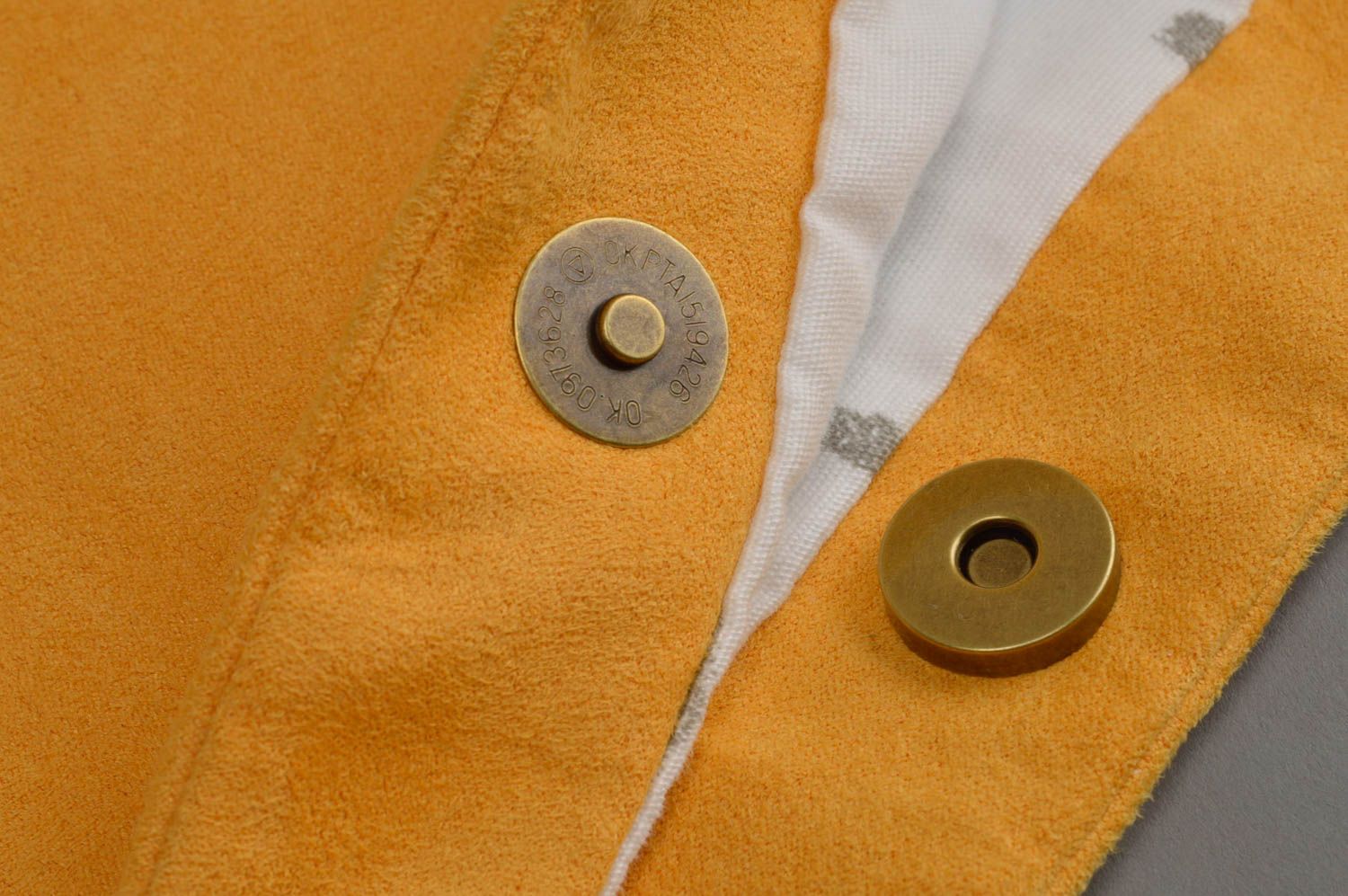 Sac à main en suède artificiel fait main orange avec poche et bouton magnétique photo 5