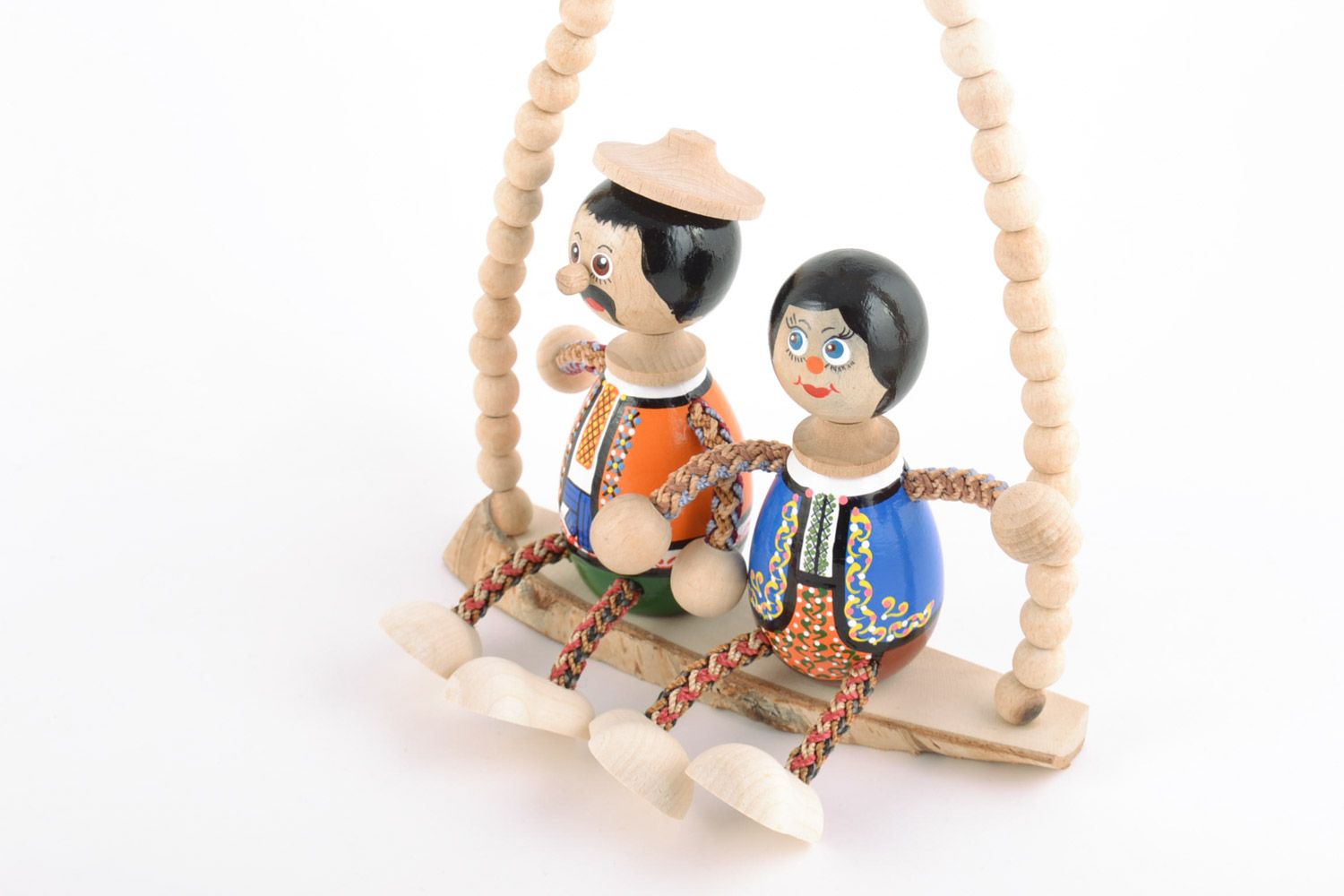 Handgemachtes Öko Spielzeug aus Holz Paar auf der Bank zum Aufhängen für Kinder foto 3