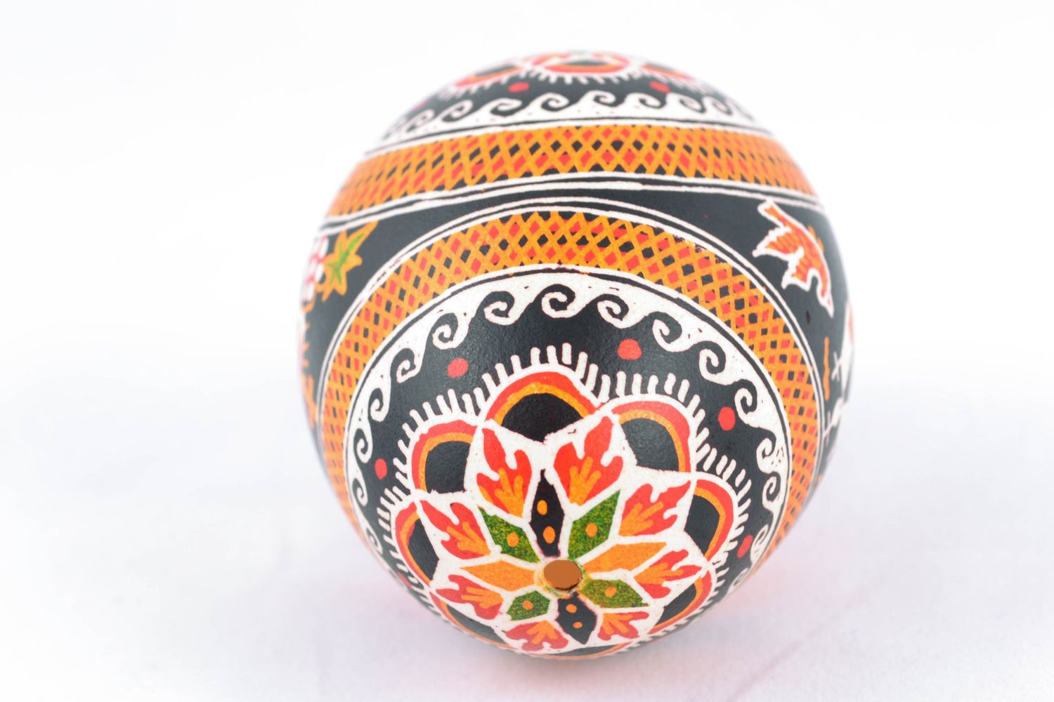 Huevo de Pascua con ornamentos hecho a mano foto 5