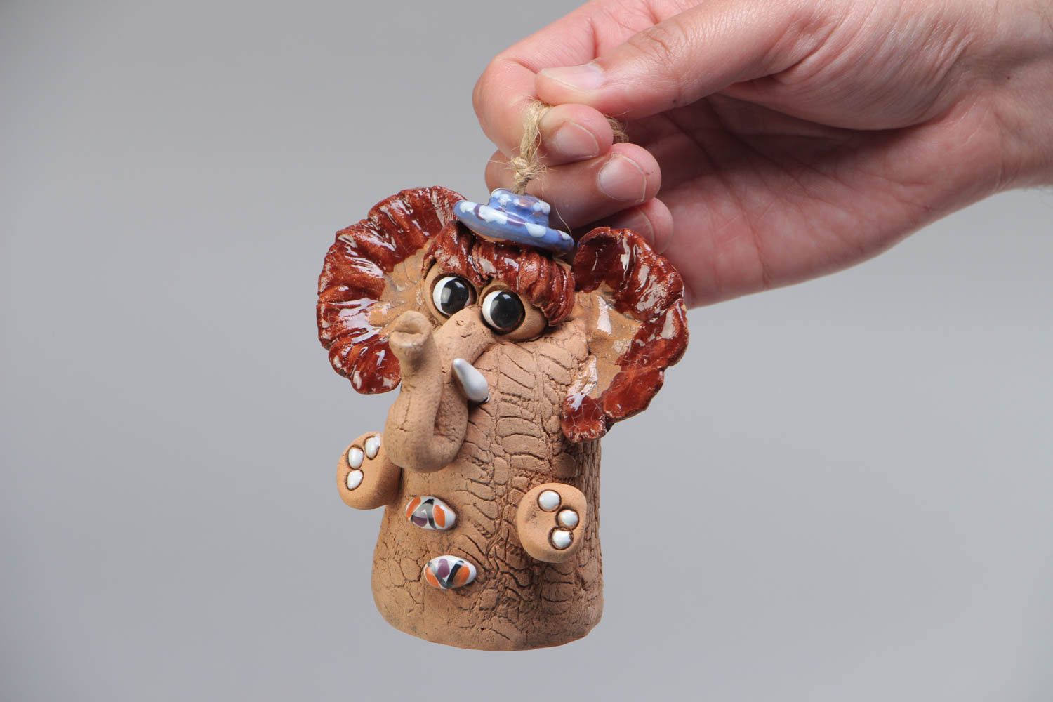 Petite cloche modelée en forme d'éléphant en terre cuite peinte faite main photo 5