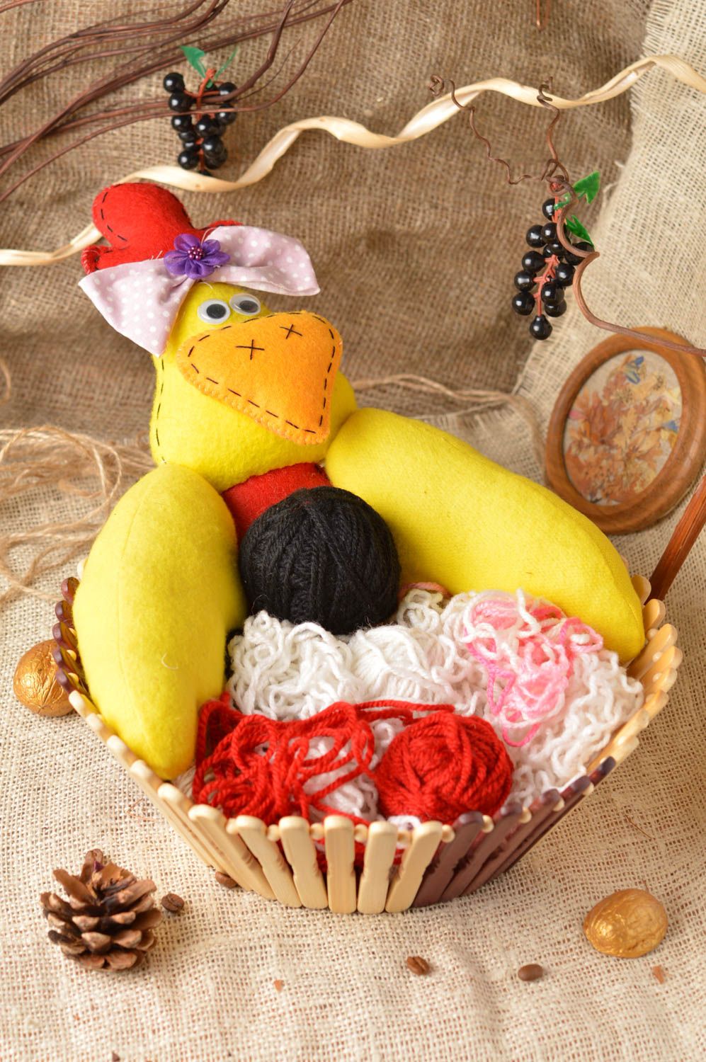 Dekorativer Korb aus Holz mit Stofftier Huhn handgemacht schön für Nähzubehör foto 1