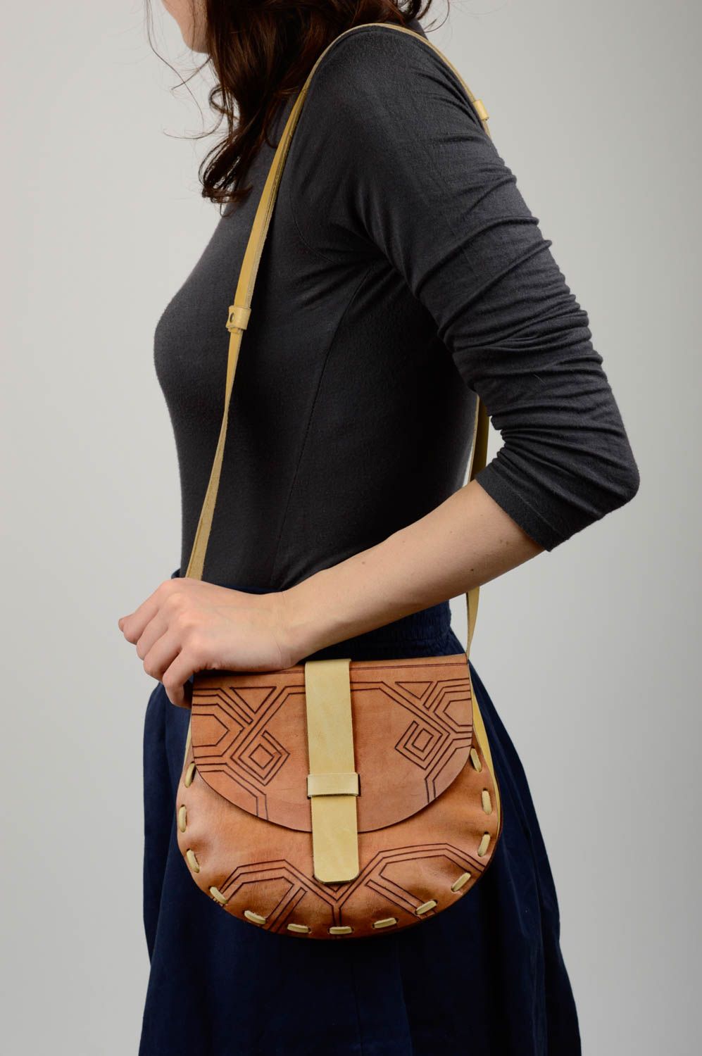 Kleine Clutch Tasche handmade Accessoire für Frauen Tasche aus Leder in Braun foto 1