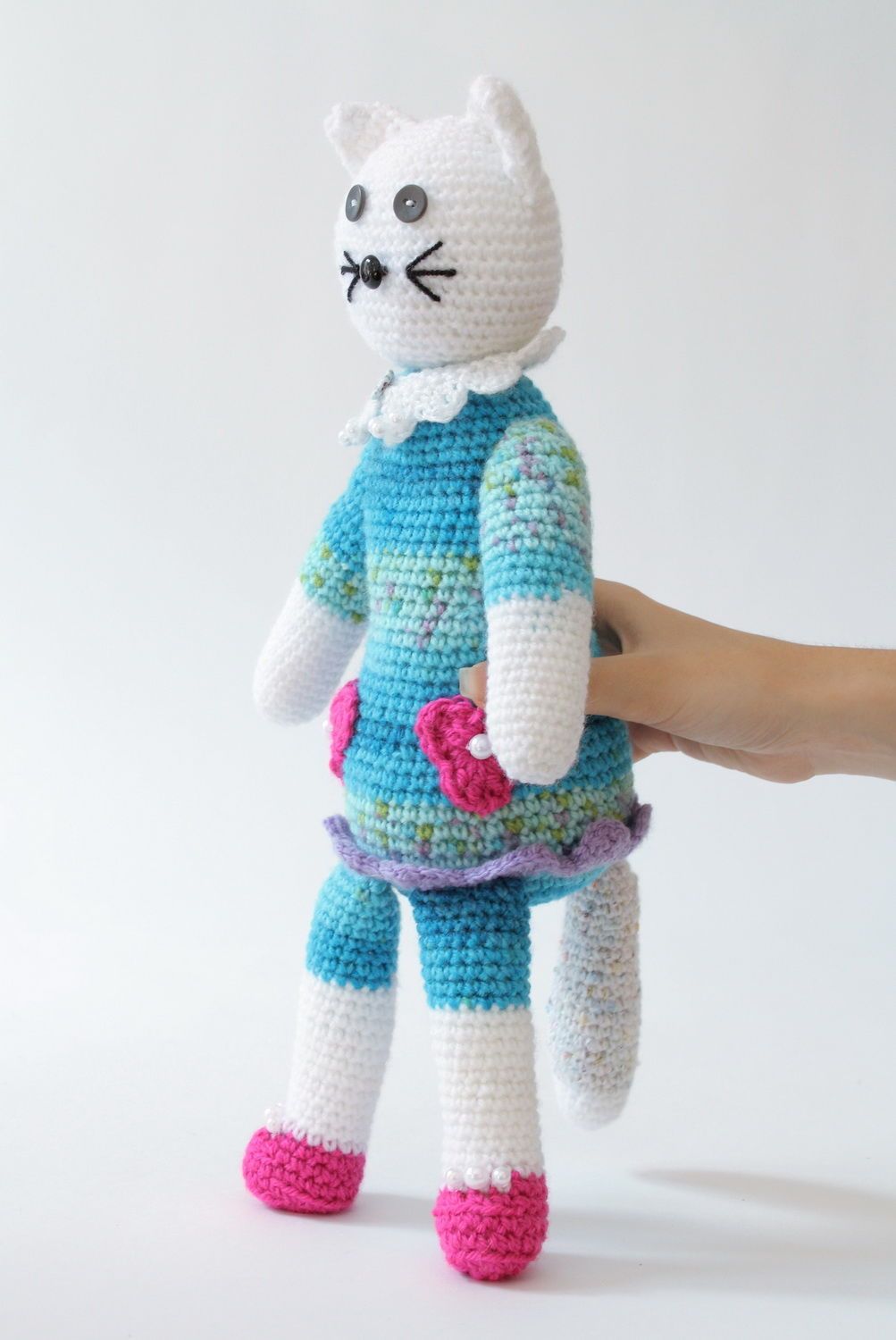 Jouet mou tricoté en forme de chat en robe photo 5
