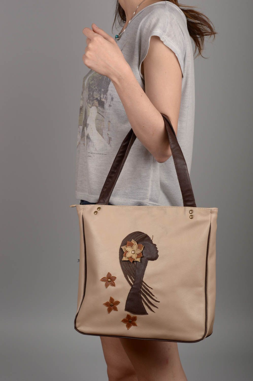 Сумка ручной работы сумка из искусственной кожи женская сумка бежевая с девушкой фото 5