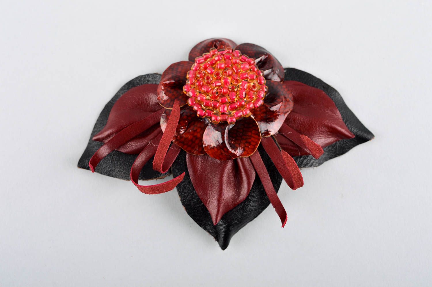 Broche fleur Bijou fantaisie fait main Accessoire en cuir pour femme bordeaux photo 2