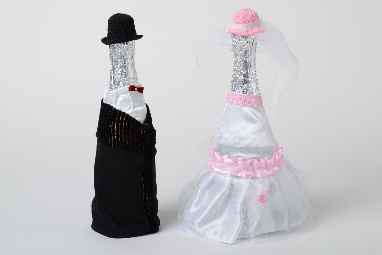 Декор для свадебных бутылок в виде костюма жениха и невесты набор ручной работы фото 2