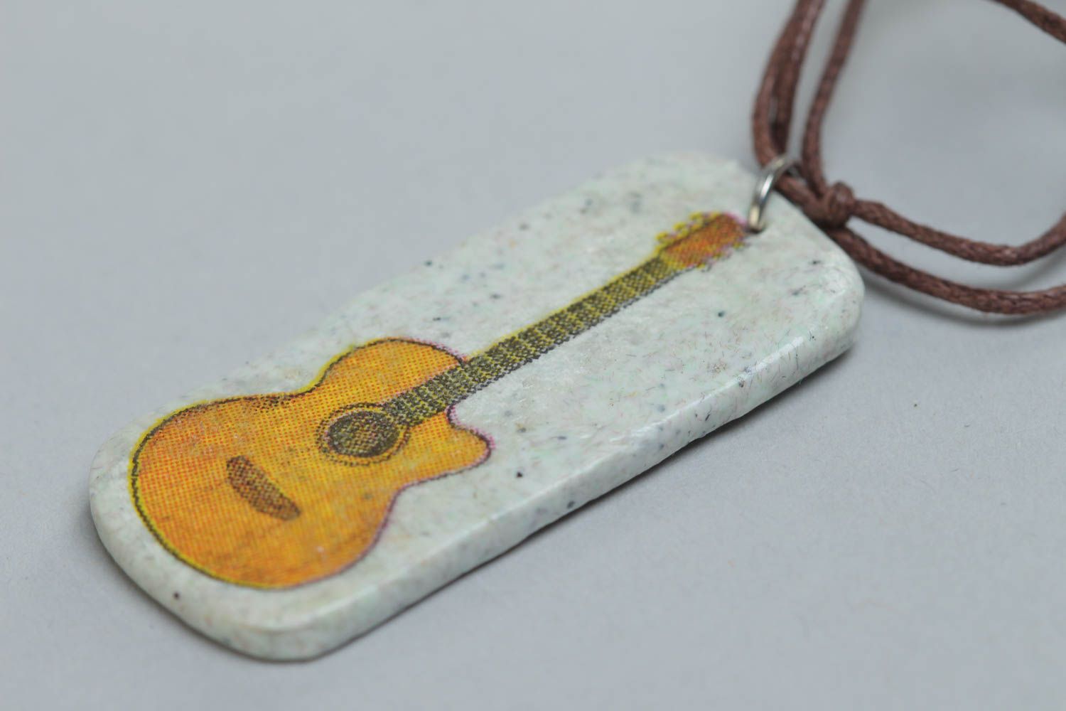 Colgante de arcilla polimérica hecho a mano con estampado rectangular en cordón Guitarra foto 3