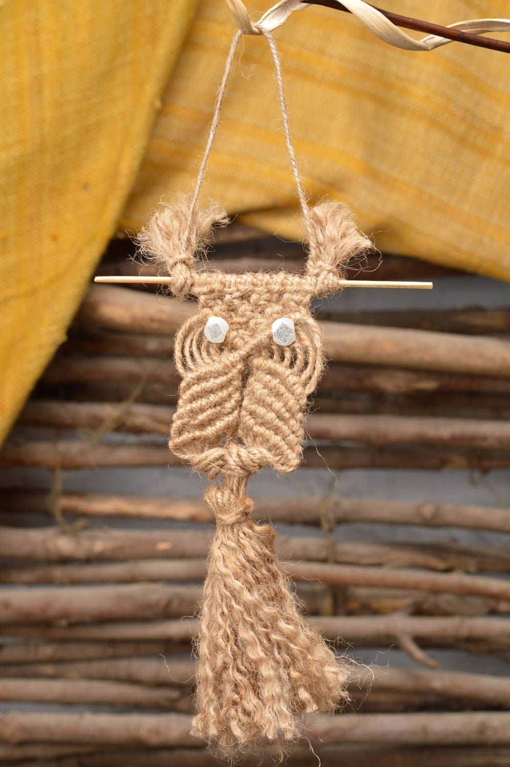 Маленькое бежевое плетеное панно из бечевки в виде совы для декора дома фото 1