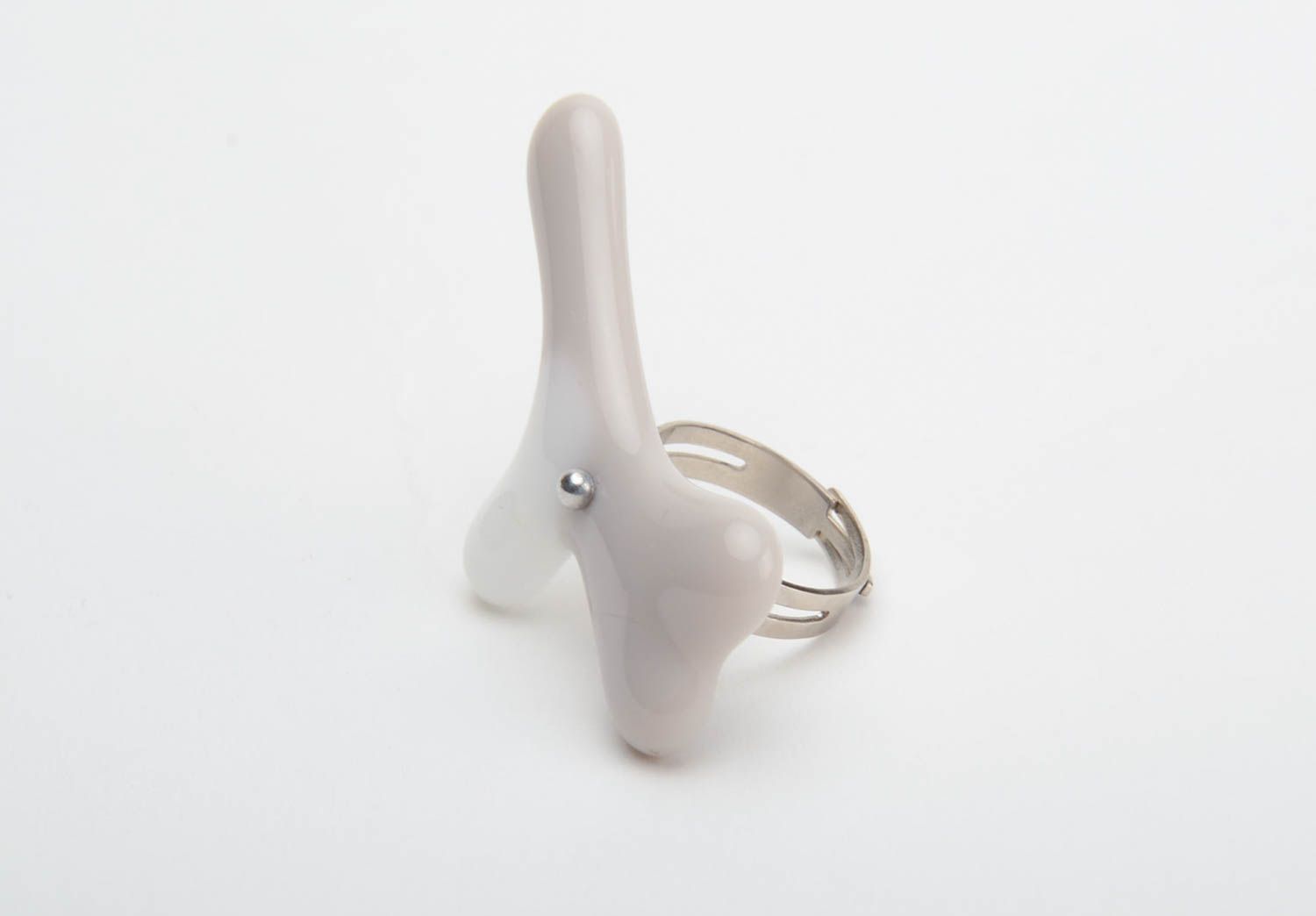 Стеклянное кольцо в технике фьюзинг ручной работы в виде белой веточки фото 4