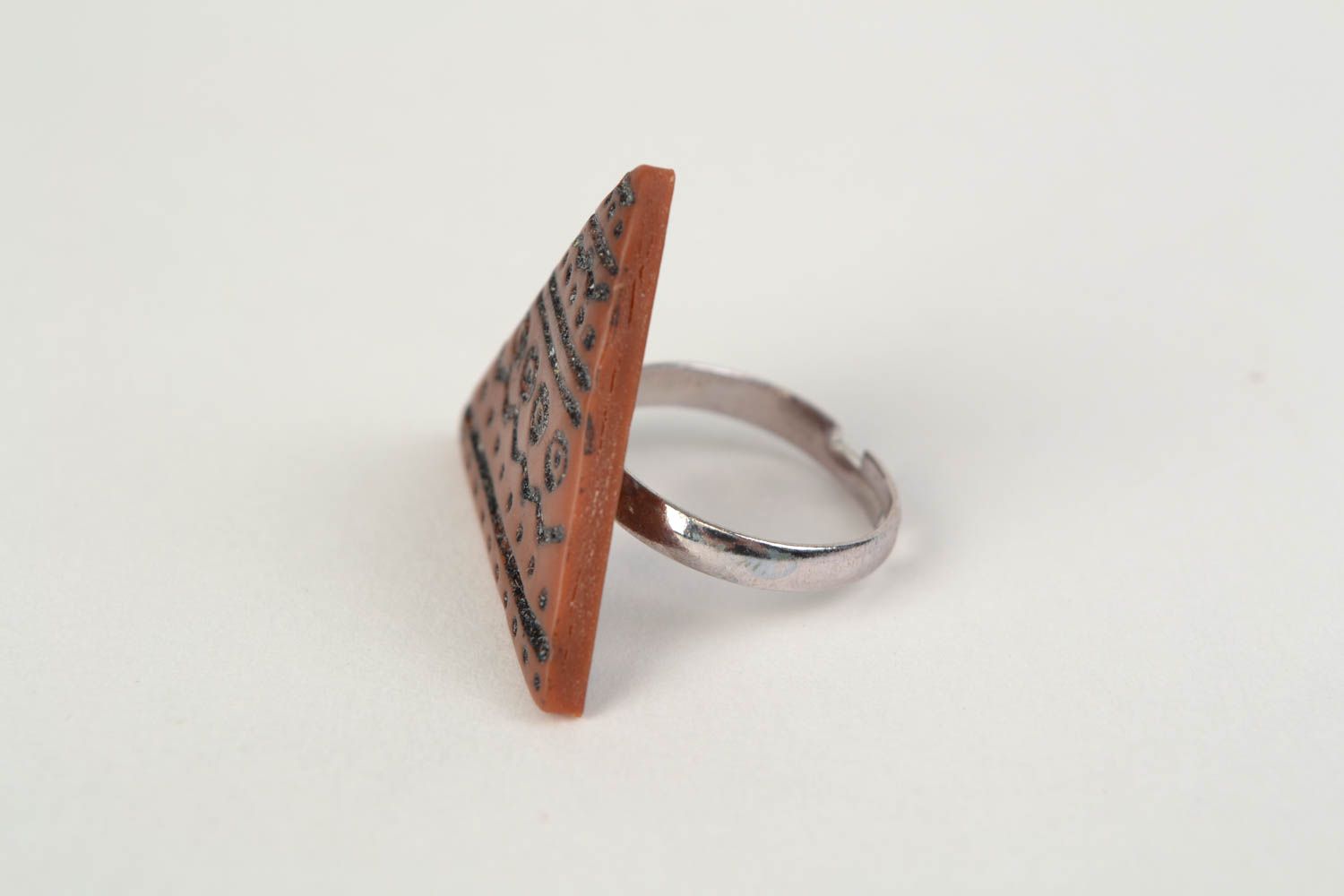 Ethnisches schönes handmade Ring aus Polymerton mit Ornament mit Acrylfarben  foto 4