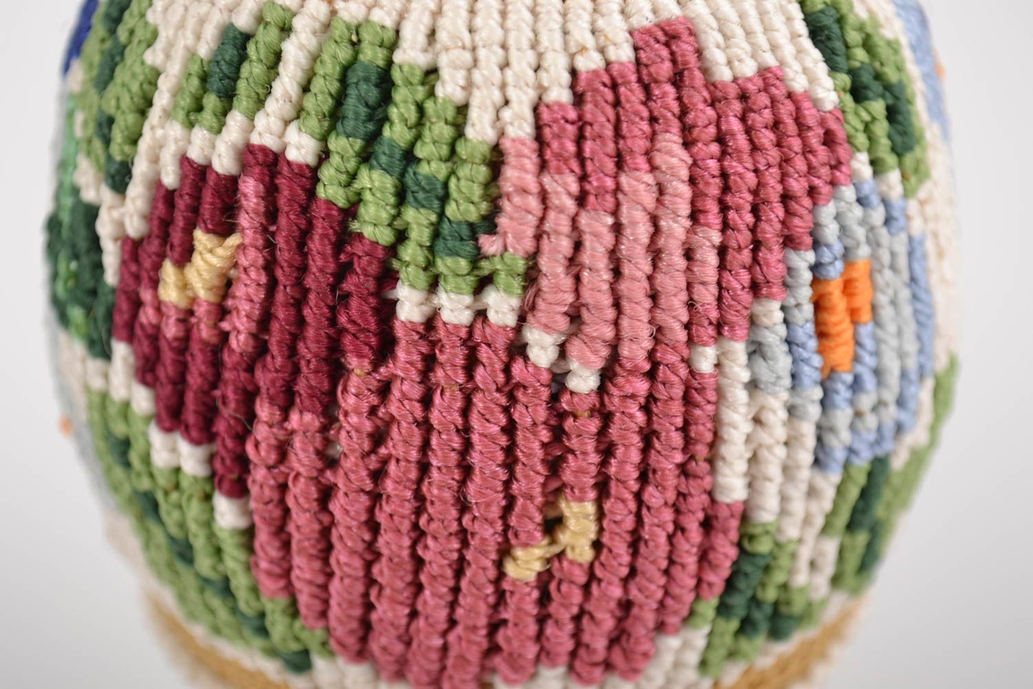 Пасхальное яйцо ручной работы макраме оплетенное нитками красивое на подставке фото 2