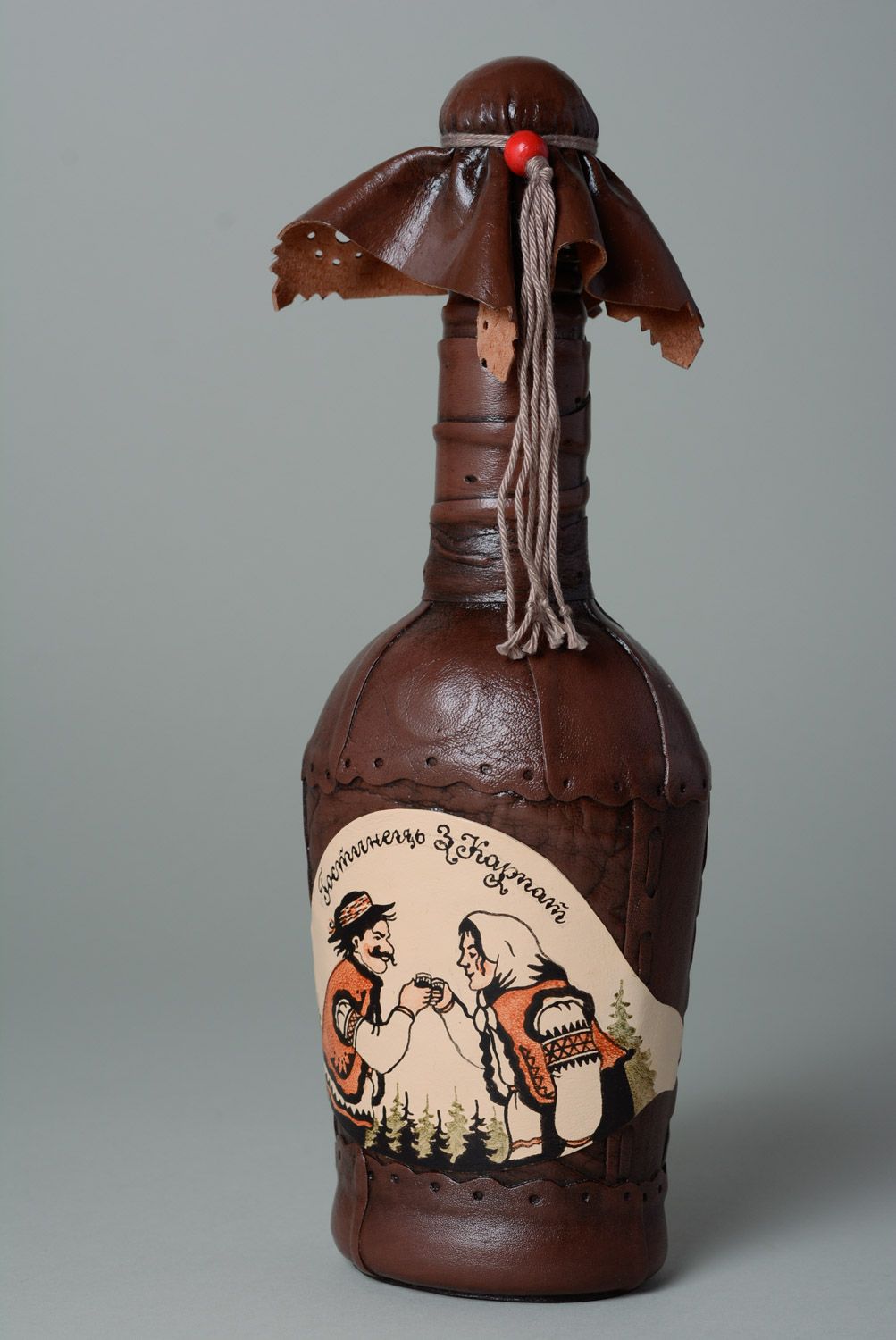 Botella artesanal de vidrio decorada con cuero de color marrón pequeña 500 ml foto 1