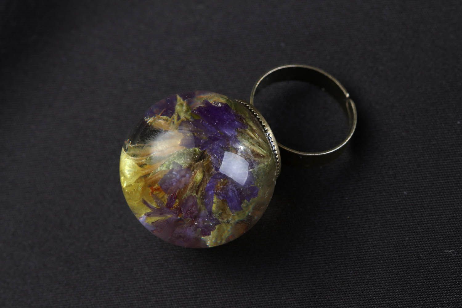 Ring with limonium flower coated with epoxy photo 1