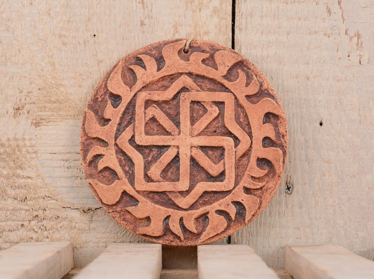 Pingente talismã de interior de cerâmica pintado com engobes Molvinets para proteção foto 1