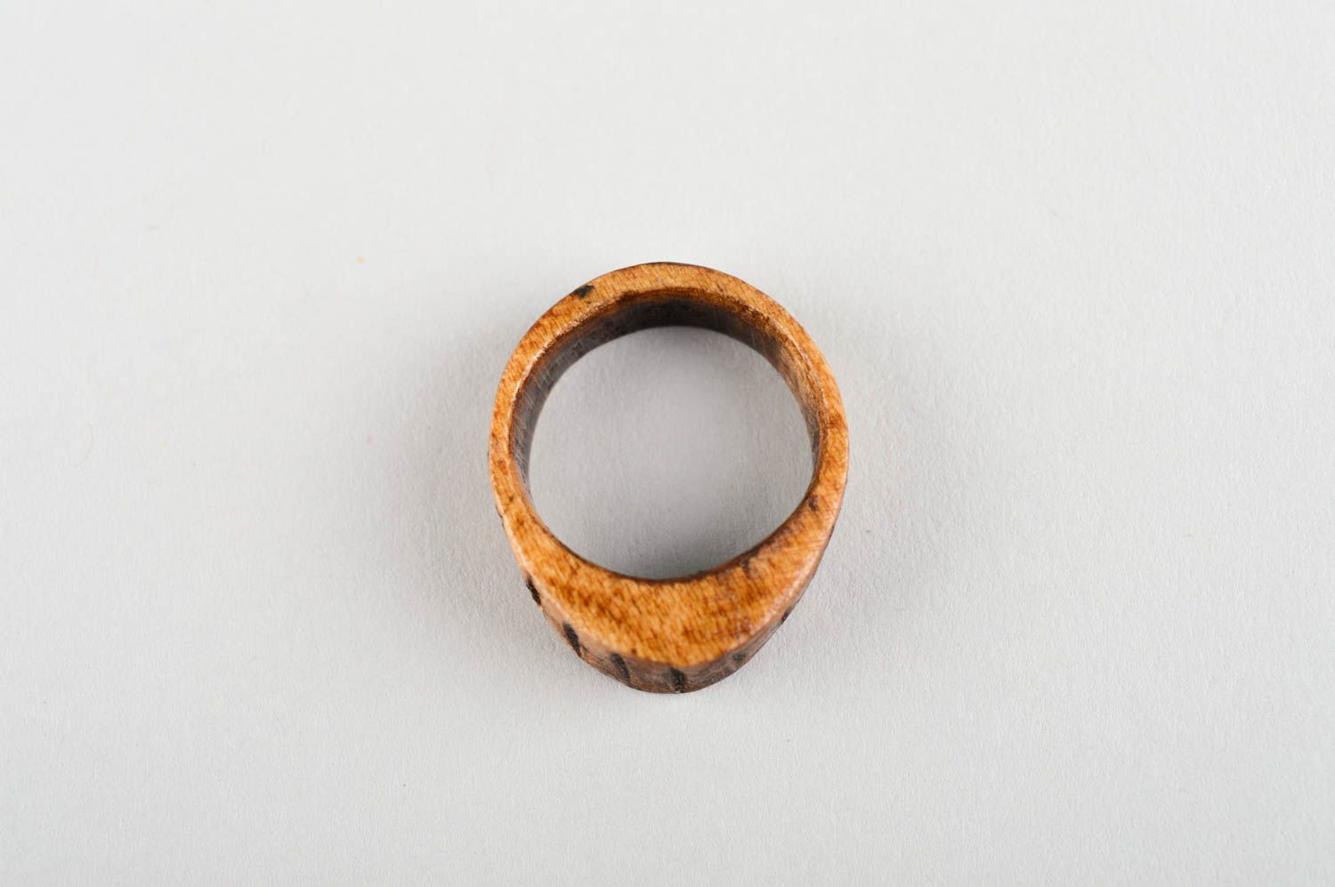 Изделие из дерева ручной работы дизайнерское украшение кольцо из дерева фото 3