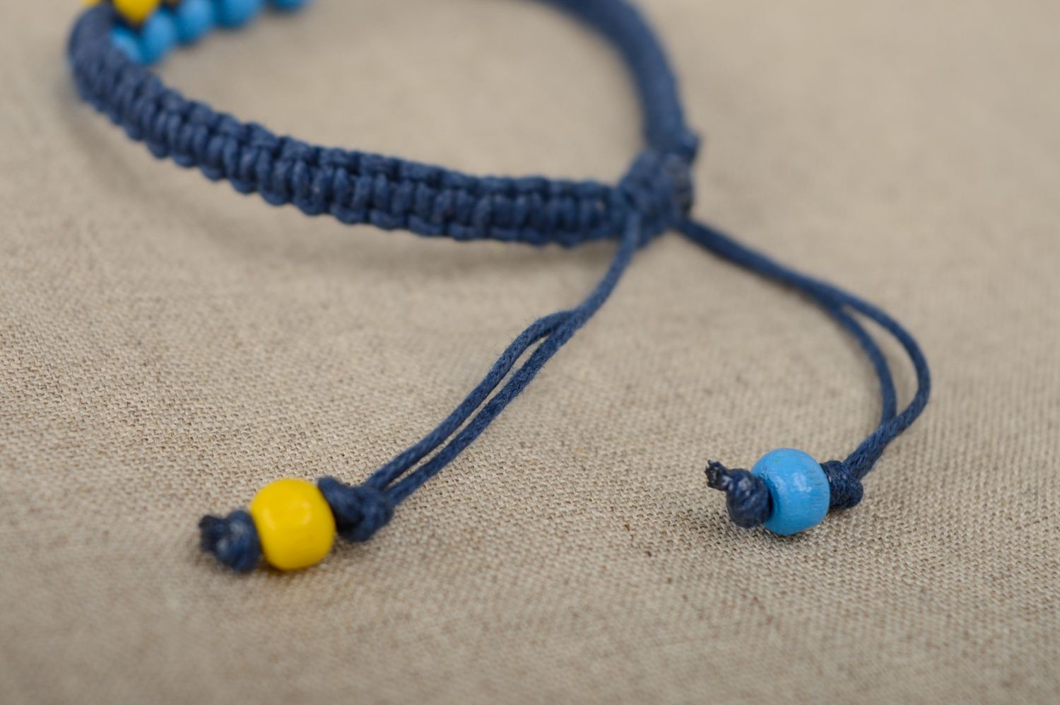 Bracelet en macramé original lacet bleu ciré et perles en bois fait main photo 4